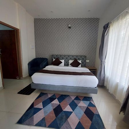 Sapphire Stayss ييلاجيري المظهر الخارجي الصورة