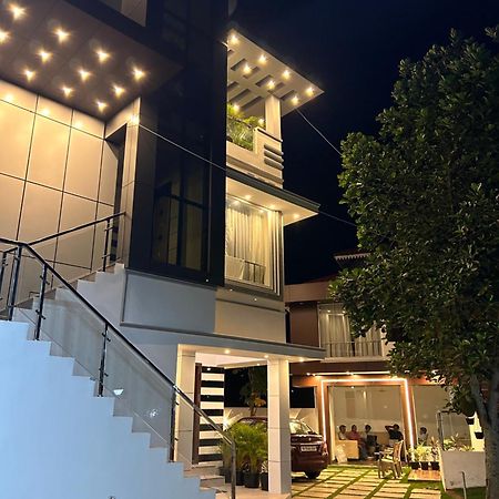 Sapphire Stayss ييلاجيري المظهر الخارجي الصورة