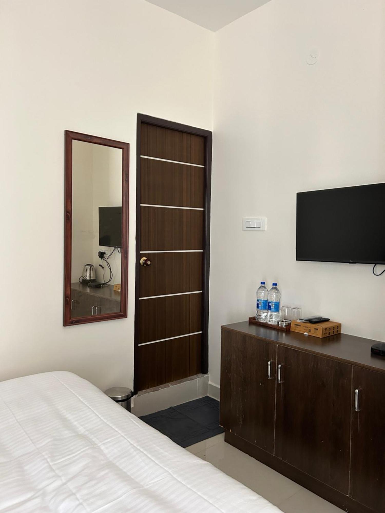 Sapphire Stayss ييلاجيري المظهر الخارجي الصورة