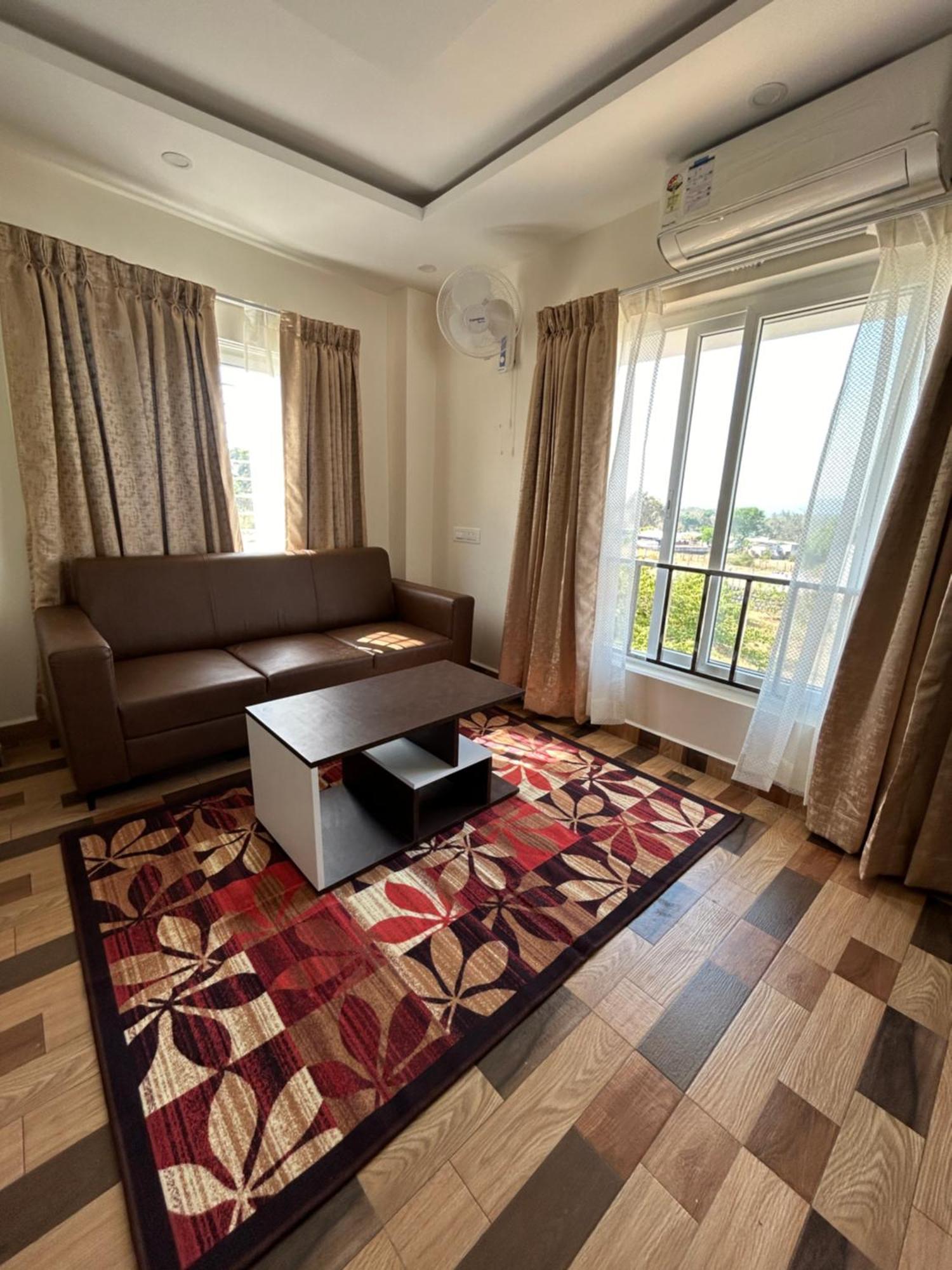 Sapphire Stayss ييلاجيري المظهر الخارجي الصورة