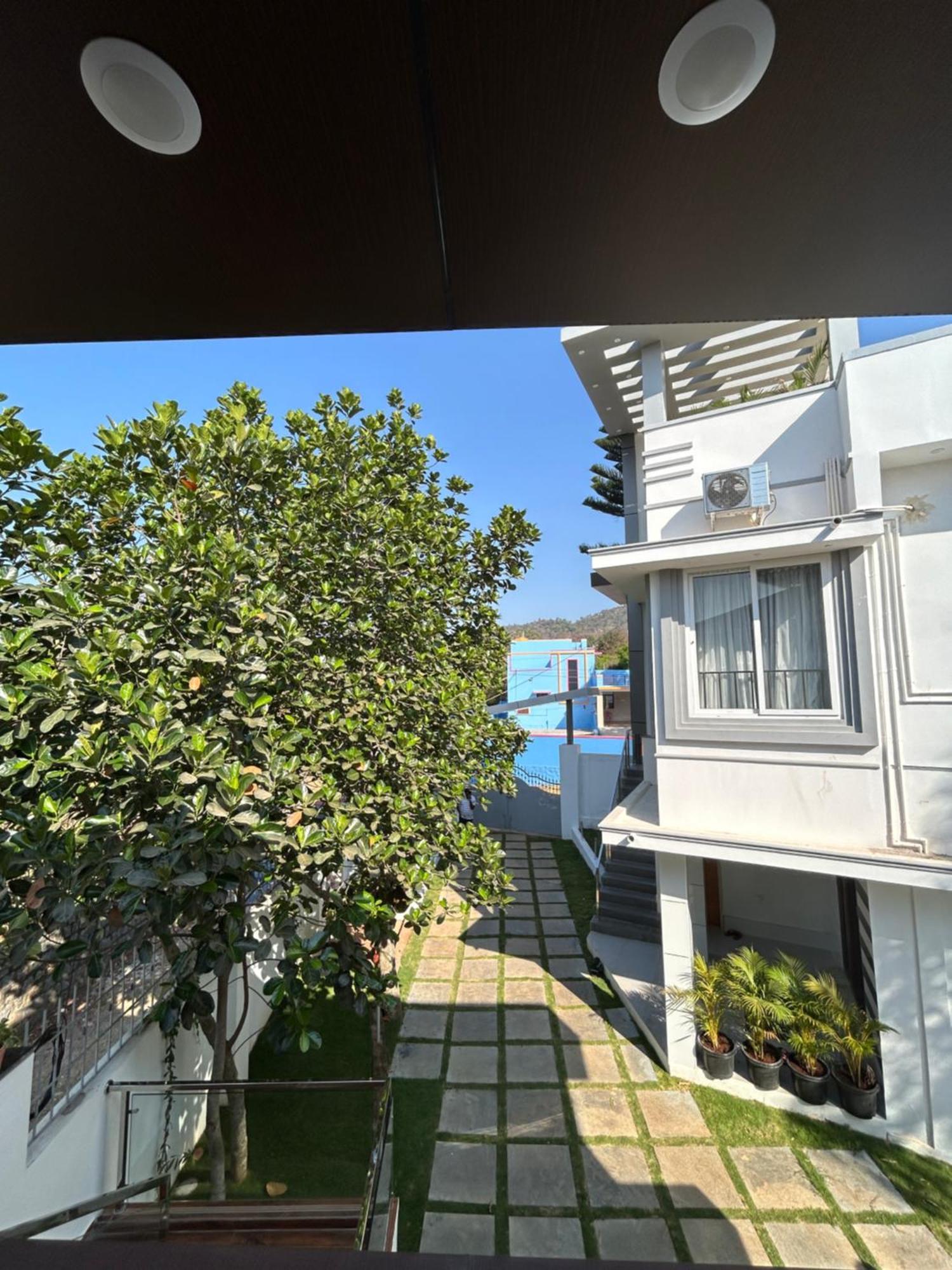 Sapphire Stayss ييلاجيري المظهر الخارجي الصورة