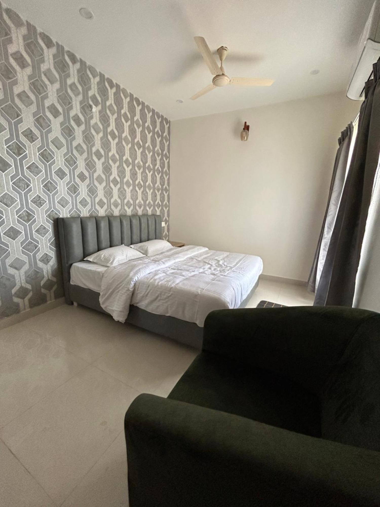 Sapphire Stayss ييلاجيري المظهر الخارجي الصورة
