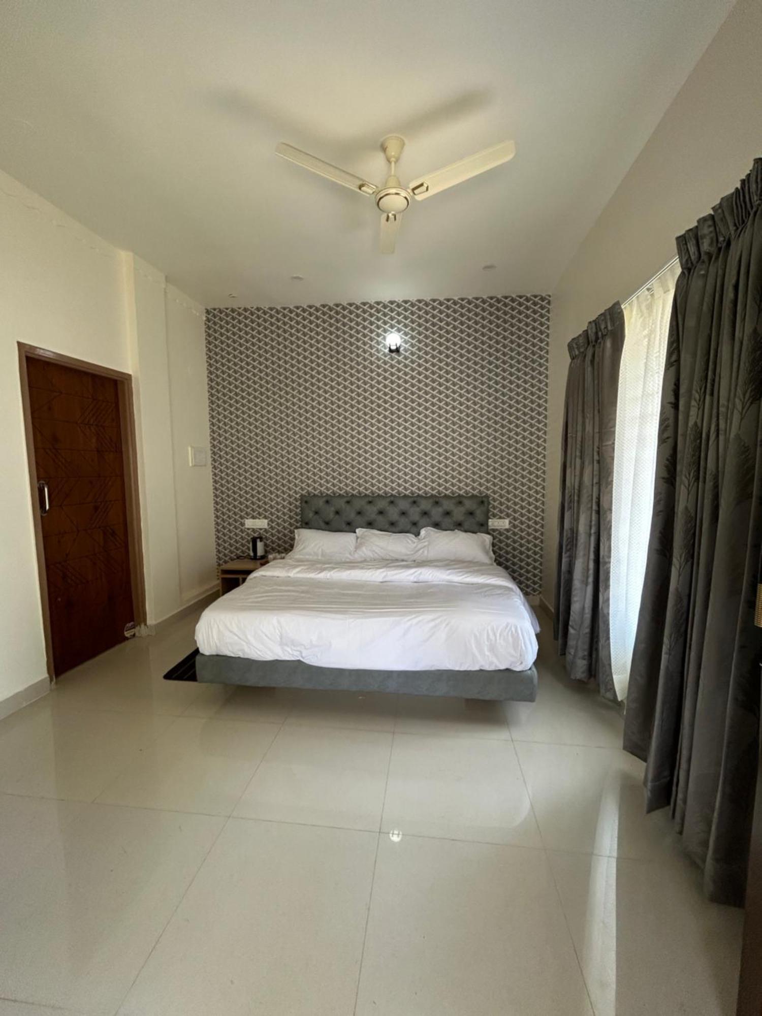 Sapphire Stayss ييلاجيري المظهر الخارجي الصورة